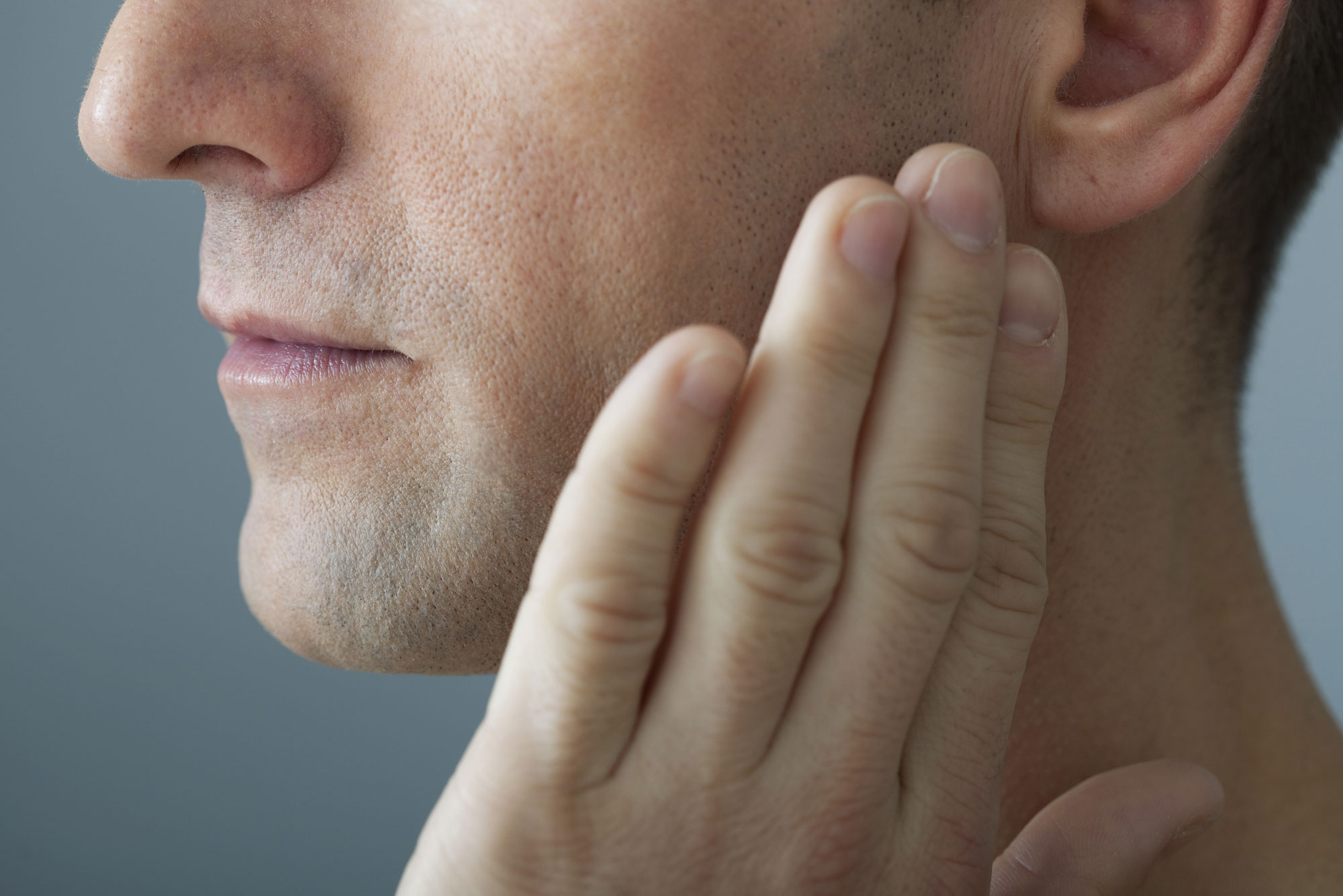 Болит челюсть возле уха
